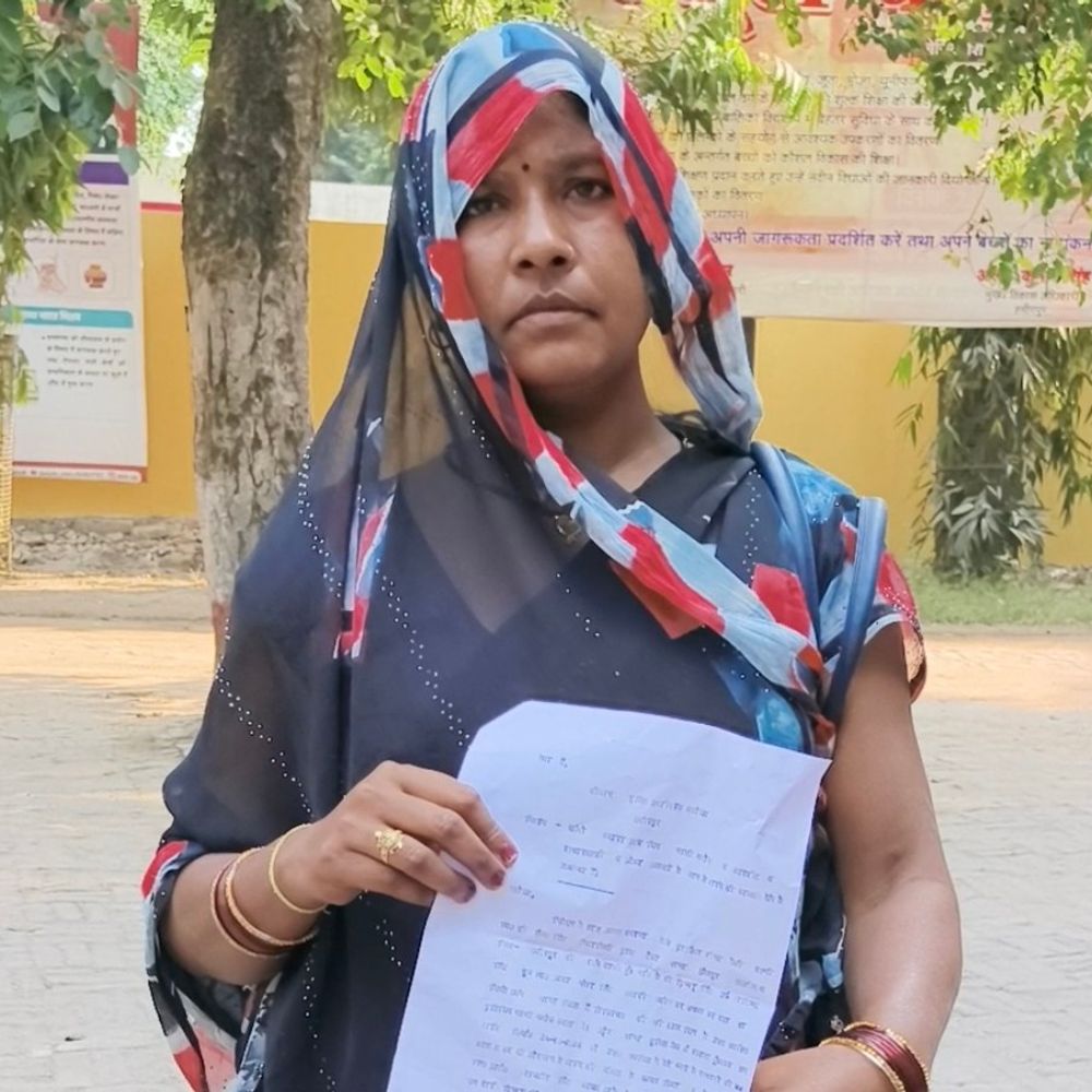 हमीरपुर में दबंगों ने विधवा के घर पर की पत्थरबाजी:जमीन विवाद में परिवार को धमकियां मिलने का आरोप, SP से न्याय की गुहार