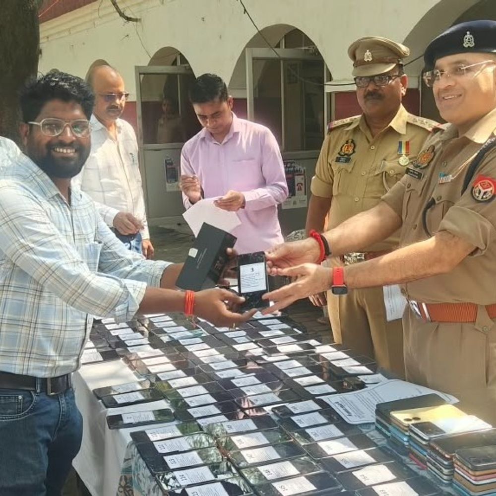 हरदोई पुलिस ने 220 गुमशुदा मोबाइल बरामद किए:3 महीने में 40 लाख के फोन मिले, मालिकों के चेहरे पर दिखी खुशी
