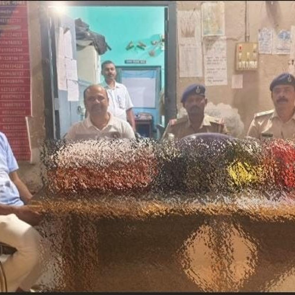 मधुबनी में दो फरार जमानतदार गिरफ्तार:30 लीटर विदेशी शराब भी जब्त, किशोर न्याय परिषद के निर्देश पर हुई कार्रवाई