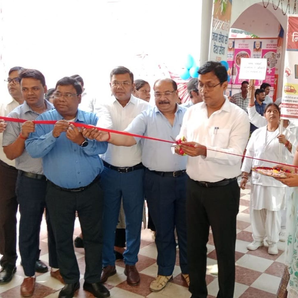 लखीमपुर-खीरी में संचारी रोगों के खिलाफ जागरूकता रैली निकाली गई:डीएम ने हरी झंडी दिखाकर किया रवाना, 12 विभाग करेंगे काम