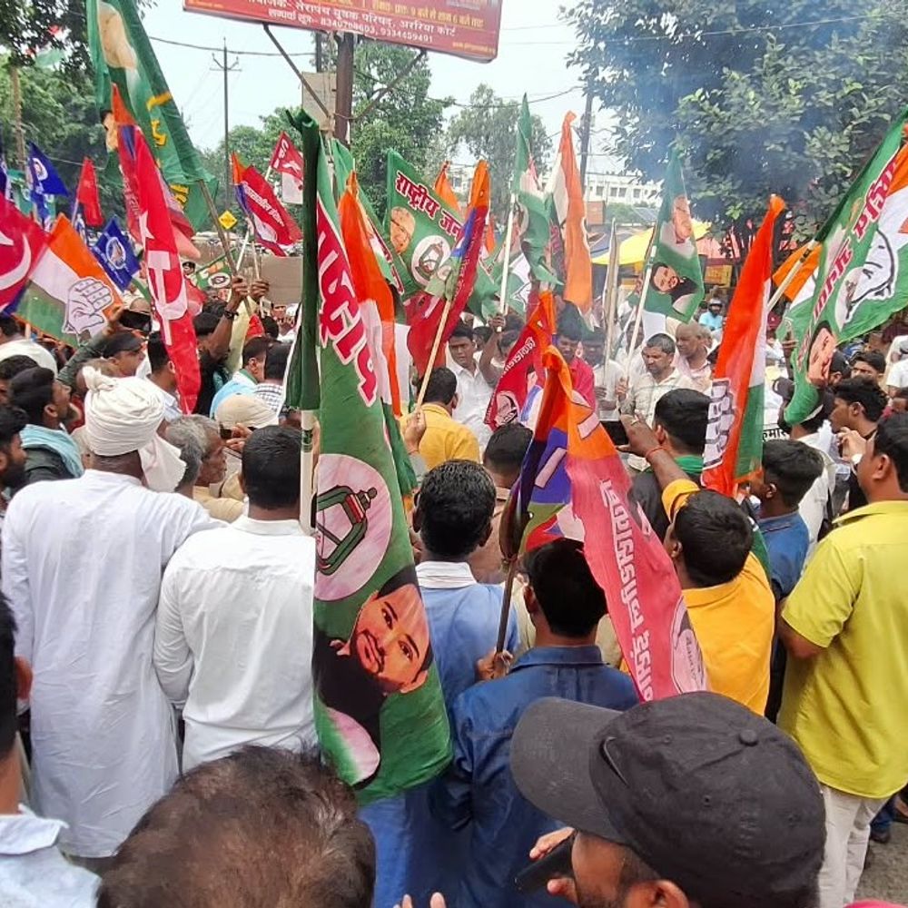 अररिया में ‘वोट चोरी’ को लेकर मार्च:इंडिया गठबंधन के नेताओं ने CEC के खिलाफ नारेबाजी की; पुतला फूंका, DM को ज्ञापन सौंपा