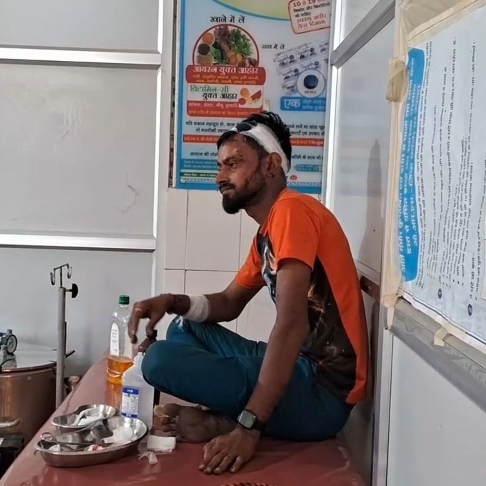कूरियर वाहन गिट्टी टेलर से टकराया:नेशनल हाईवे 19 पर 3 लोग घायल, एक वाराणसी रेफर