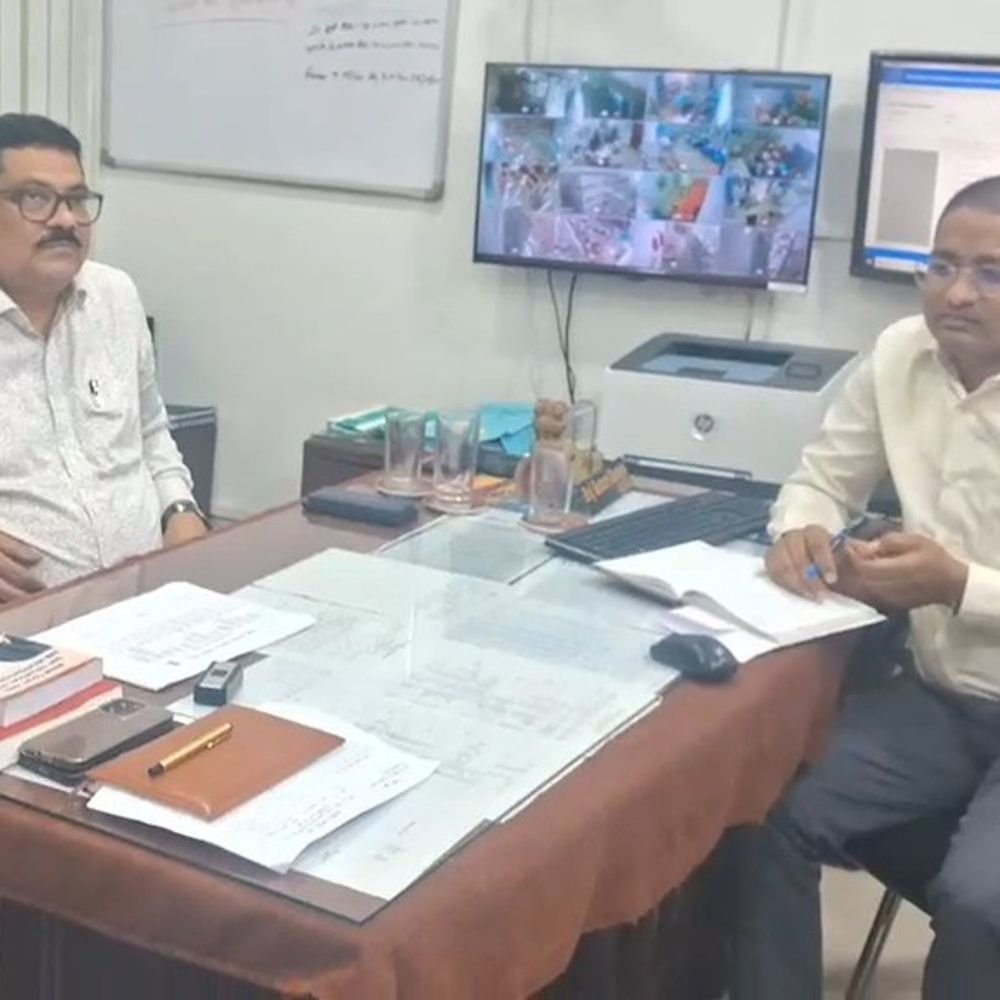 निबंधन कार्यालय का ADM ने किया निरीक्षण:पेपरलेस रजिस्ट्री व्यवस्था की जांच, जमीन रजिस्ट्री कराने आए लोगों से लिया फीडबैक