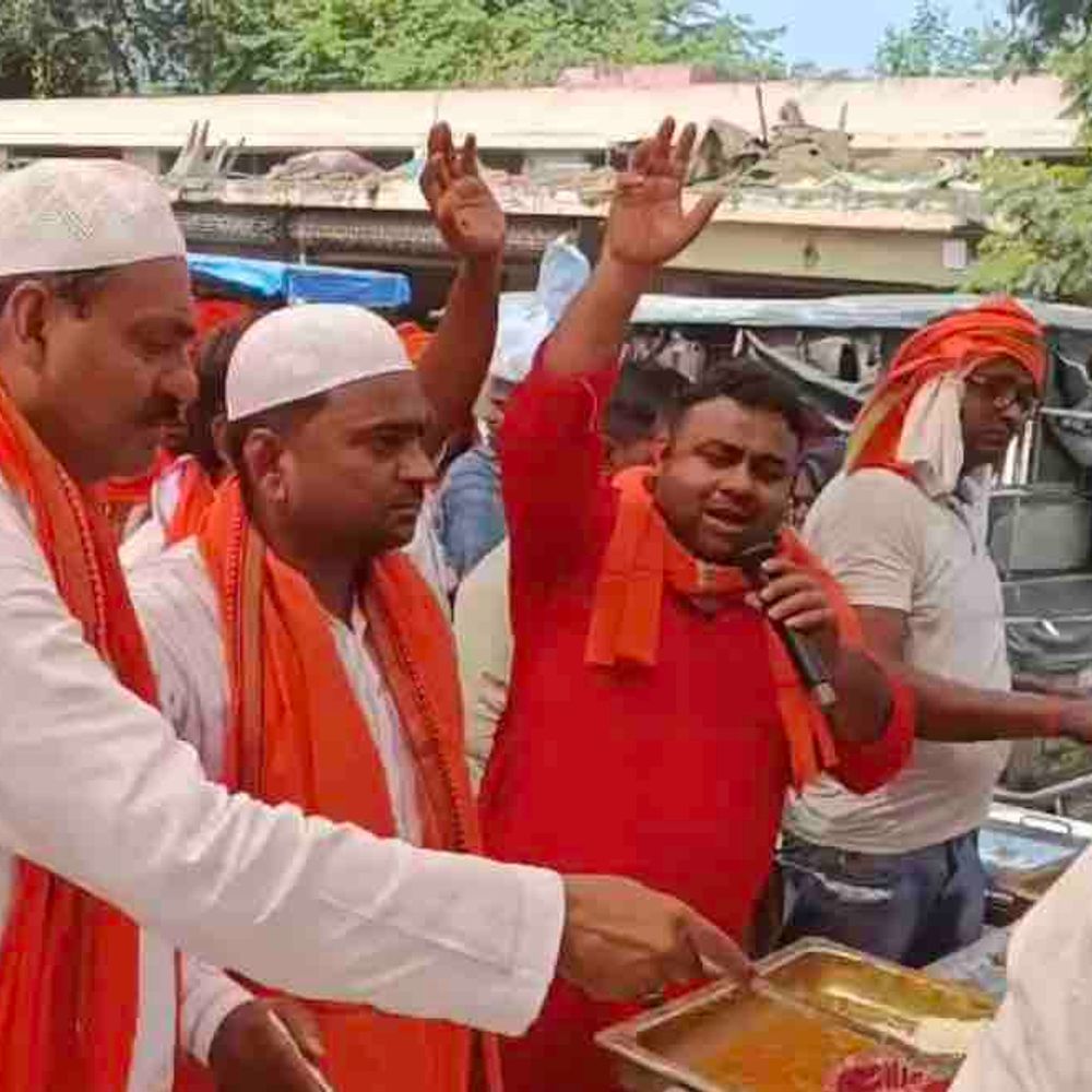 गोरखपुर में हिंदू-मुस्लिम व्यापारियों ने मिलकर बांटा प्रसाद:20 हजार लोगों को कराया भोजन, बोले- सबसे बड़ा मजहब इंसानियत