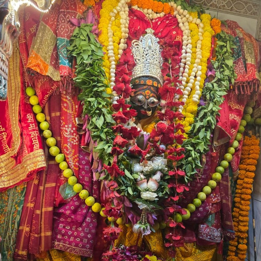 मिर्जापुर के बूढ़ेनाथ मंदिर में आधीरात को हुआ निशा पूजन:महंत डॉ. योगानंद गिरी ने विधि-विधान से पूजन कर जगत के कल्याण की कामना की