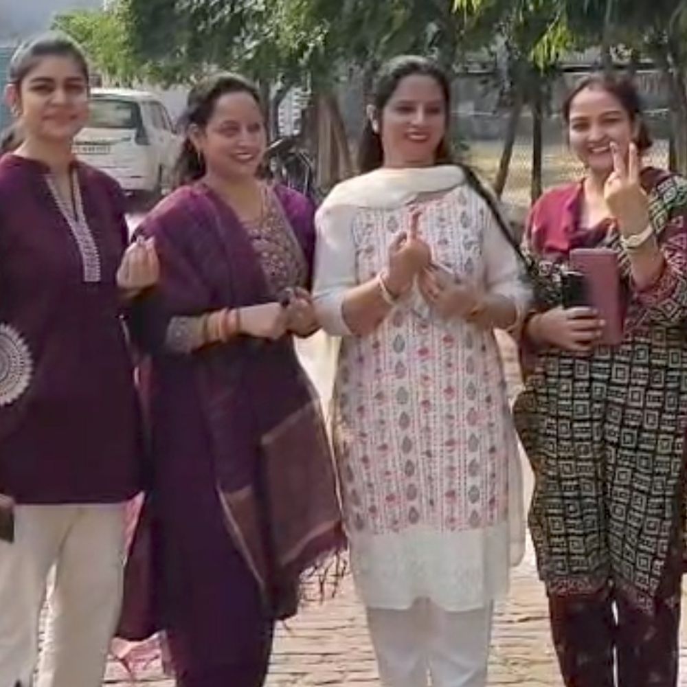 बुलंदशहर में 22 केंद्रों के 65 बूथों पर मतदान:17,686 मतदाता चुनेंगे प्रतिनिधि, सुबह 8 बजे से शुरू हुई वोटिंग, शाम 4 बजे तक चलेगी