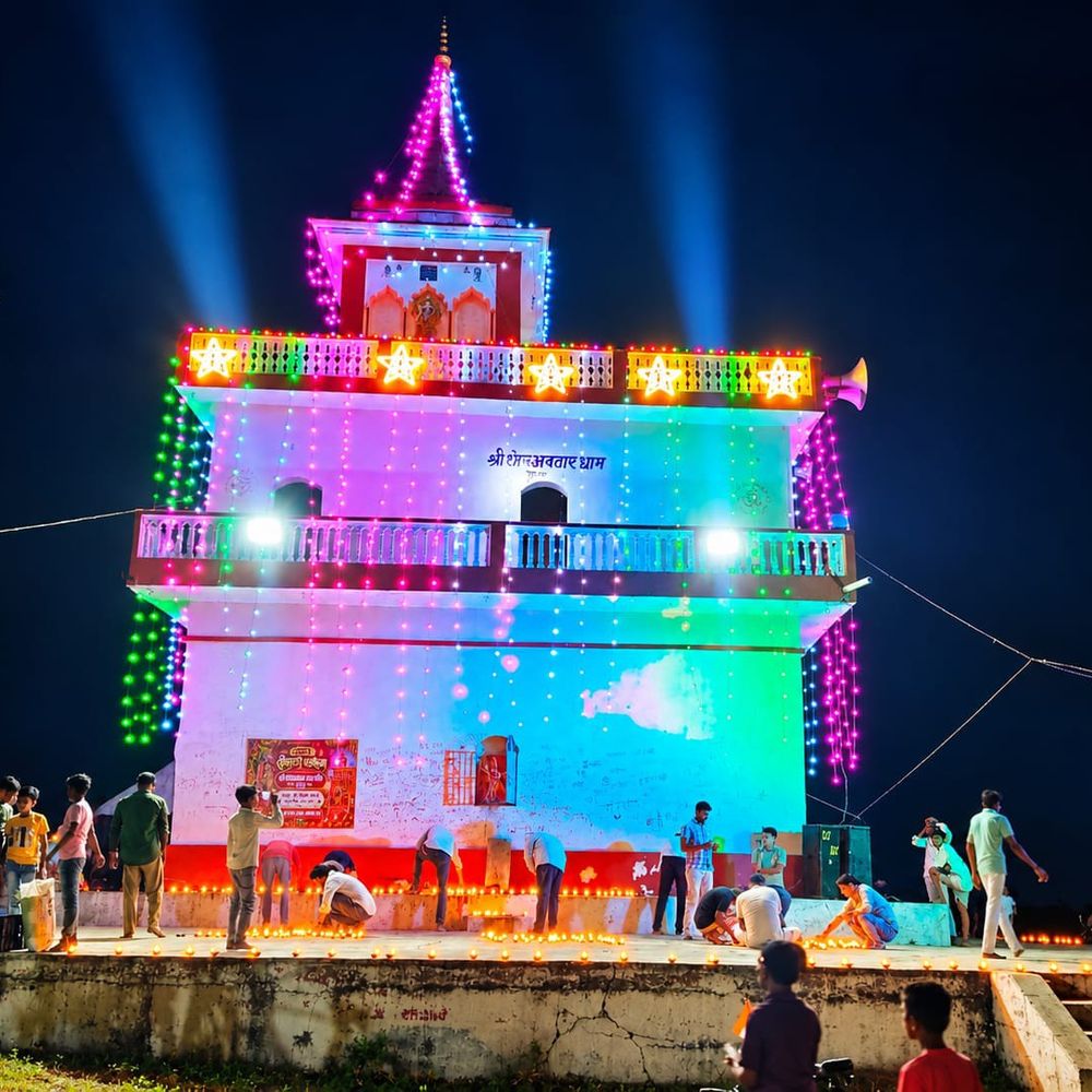 घाटमपुर का शेषावतार मंदिर हजारों दीपों से जगमगाया:दुर्गाष्टमी पर भक्तों ने जलाए आस्था के दीप, पूरा परिसर भक्तिमय