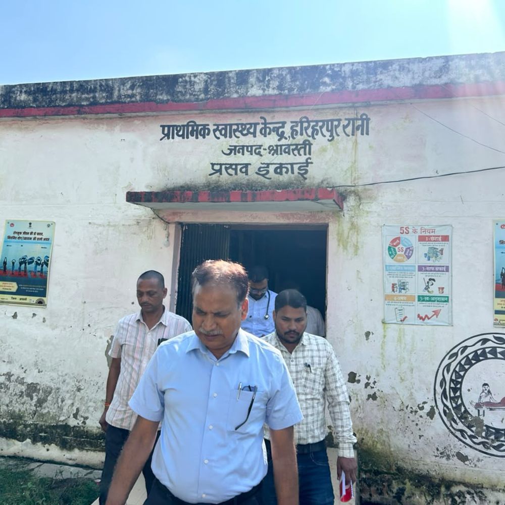 सीएमओ के निरीक्षण में दो संविदा कर्मी गैरहाजिर मिले:श्रावस्ती में उपस्थिति के आधार पर वेतन देने का निर्देश