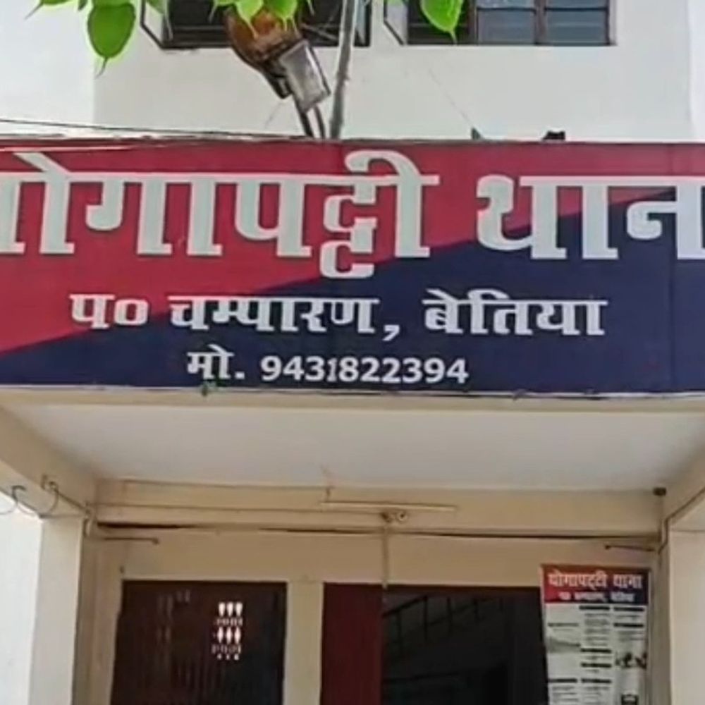 बेतिया में शराब छापेमारी करने पहुंची पुलिस टीम से धक्का-मुक्की:3 महिलाओं समेत 6 हिरासत में, 2 घरों में अवैध विदेशी दारू बेची थी