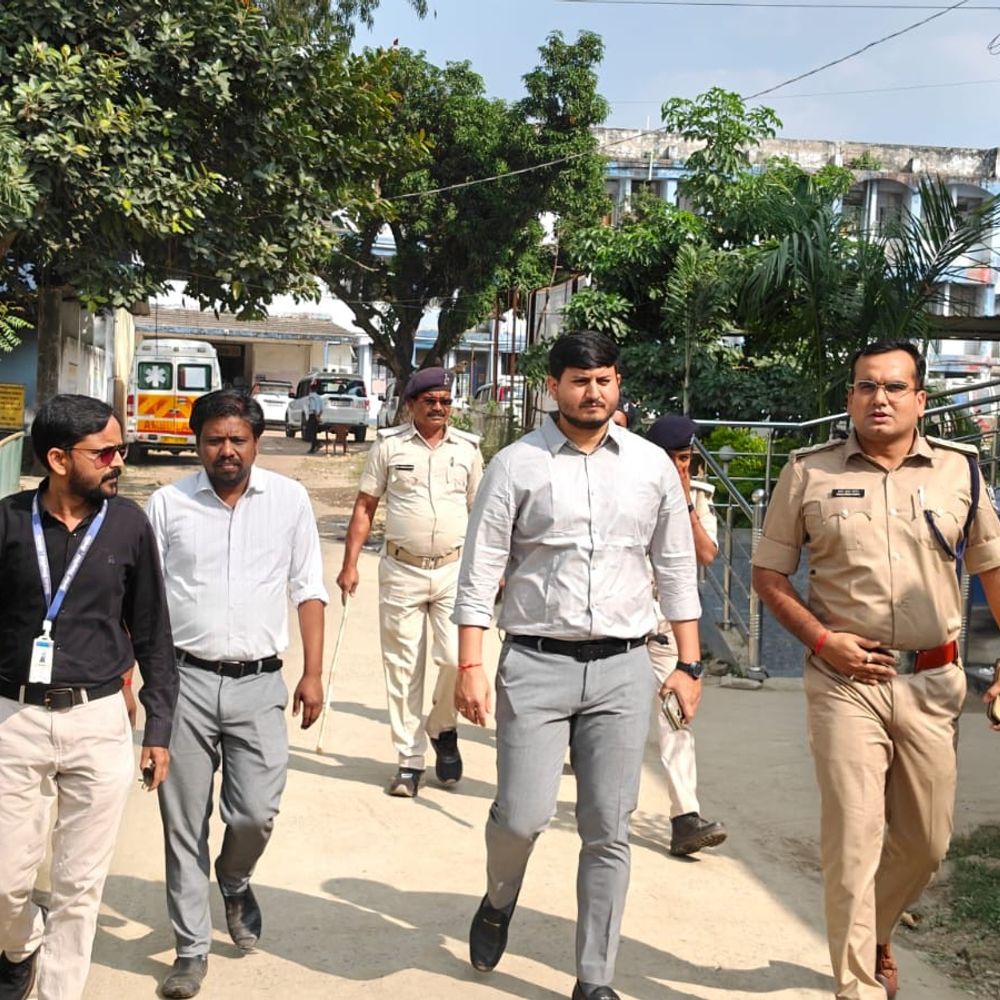 अररिया सदर अस्पताल के बाहर खड़ी 2 निजी एंबुलेंस पकड़ी:मरीजों की शिकायत पर कार्रवाई, DM के निर्देश पर SDO ने की छापेमारी