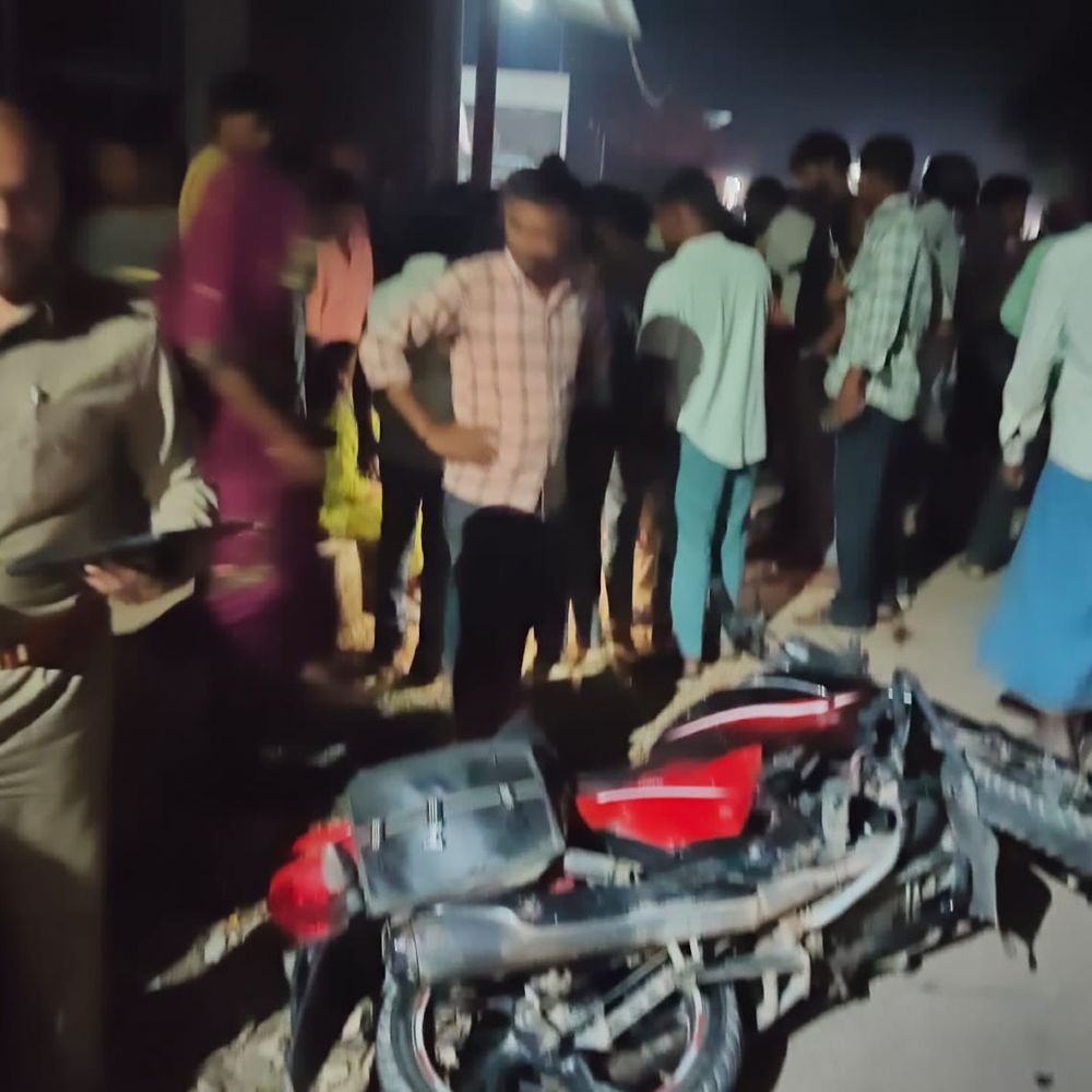 कौशांबी में डिवाइडर से टकराकर पलटा ऑटो, कई लोग घायल:मौके पर मची अफरा-तफरी, ग्राम प्रधान ने डायल 112 से घायलों को अस्पताल पहुंचाया