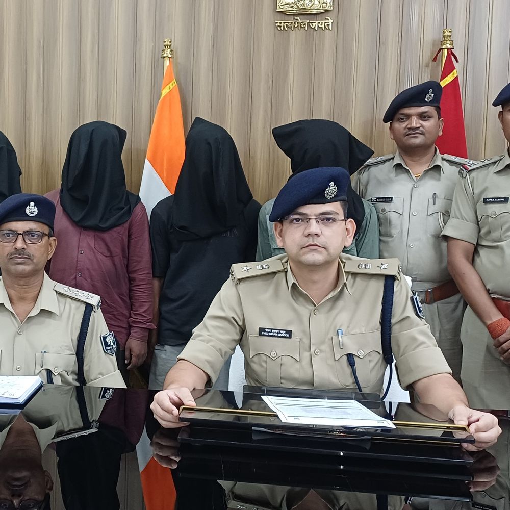 मुंगेर में लूटा CNG ऑटो धनबाद से मिला:बुकिंग के बहाने जंगल ले गए थे, ड्राइवर को बांधकर की वारदात, ₹25 हजार में बेचा; 4 गिरफ्तार
