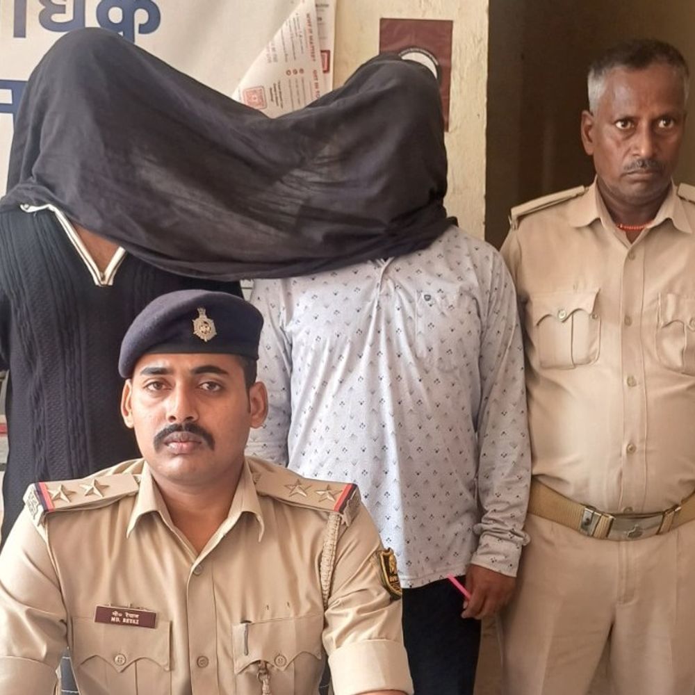 कैमूर पुलिस ने 2 फरार हीरोइन तस्करों को किया गिरफ्तार:भभुआ से पकड़े गए सद्दाम गद्दी और कल्लू मियां, 3 थानों में केस दर्ज