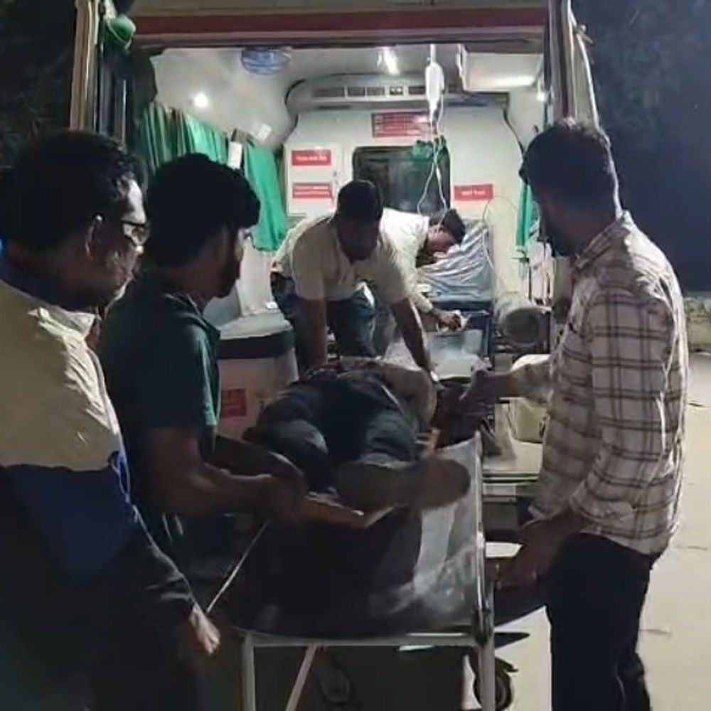 संभल में हुए सड़क हादसे में दो दोस्तों की मौत:बुलंदशहर से लौट रहे थे, एक की मौके पर दूसरे ने रास्ते में तोड़ा दम