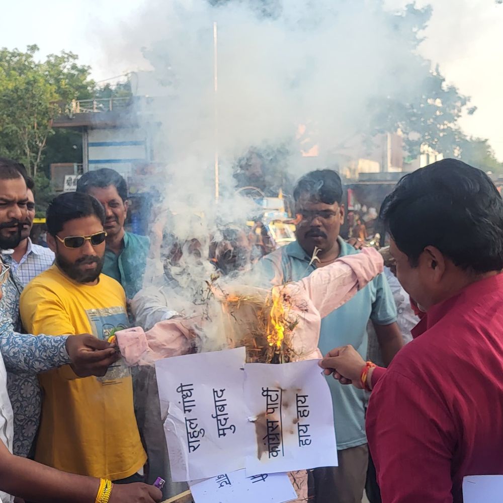 कांग्रेस सांसद के खिलाफ आगर में प्रदर्शन:दिल्ली की छात्राओं ने यौन उत्पीड़न के आरोप लगाए, भाजपा महिला मोर्चा ने कहा- राहुल गांधी चुप क्यों हैं?