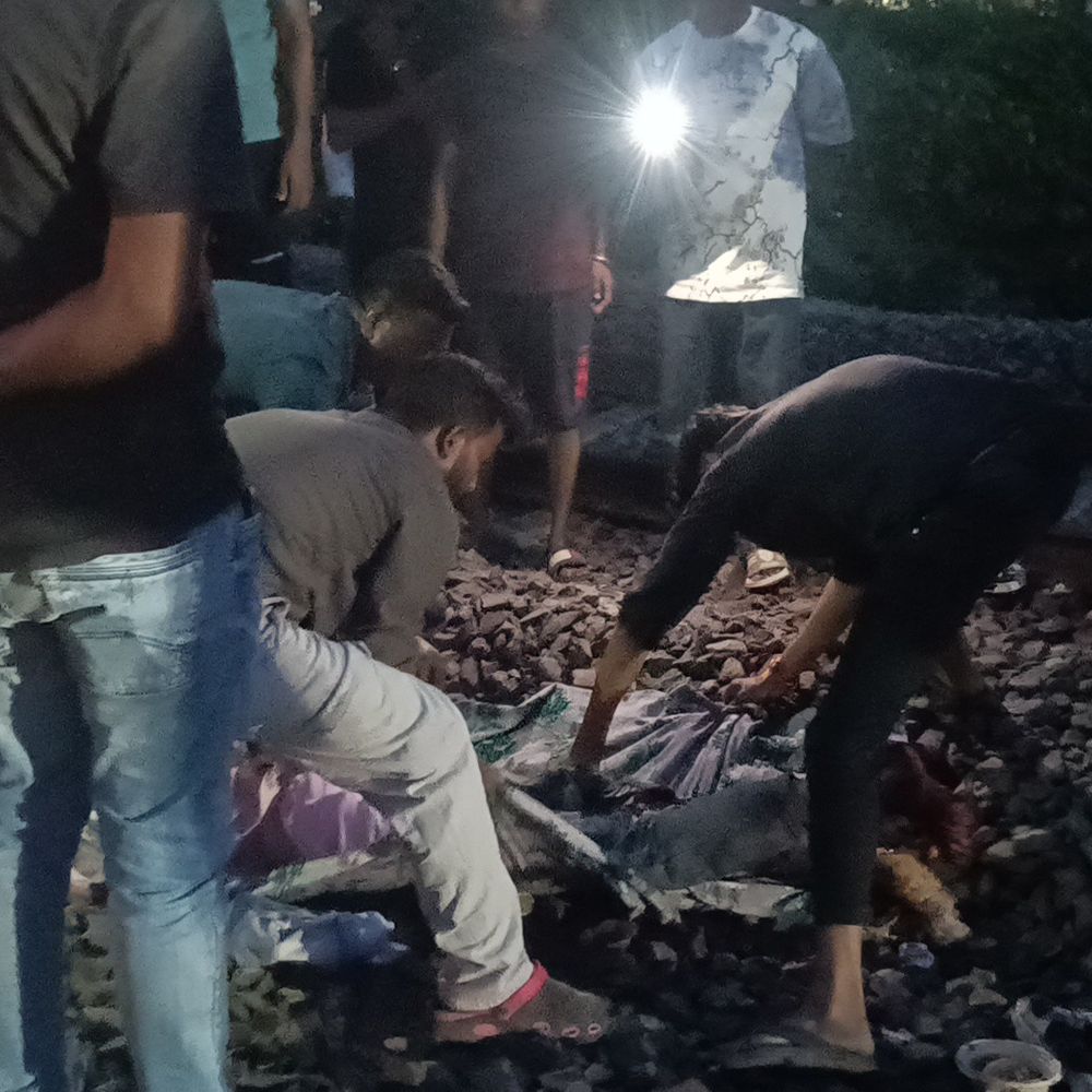 किशनगंज में ट्रेन से गिरकर युवक का पैर कटा:रुइधासा ओवरब्रिज के पास हादसा; मोबाइल छिनतई के दौरान हादसे की आशंका