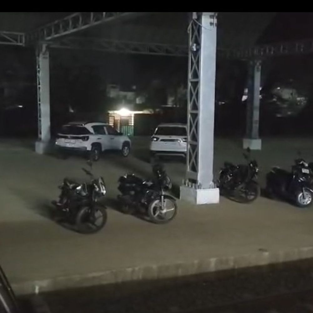 रेलवे स्टेशन के सामने से बाइक चोरी:बच्चे को ट्रेन में बैठाने गया था बाइक मालिक, CCTV बंद