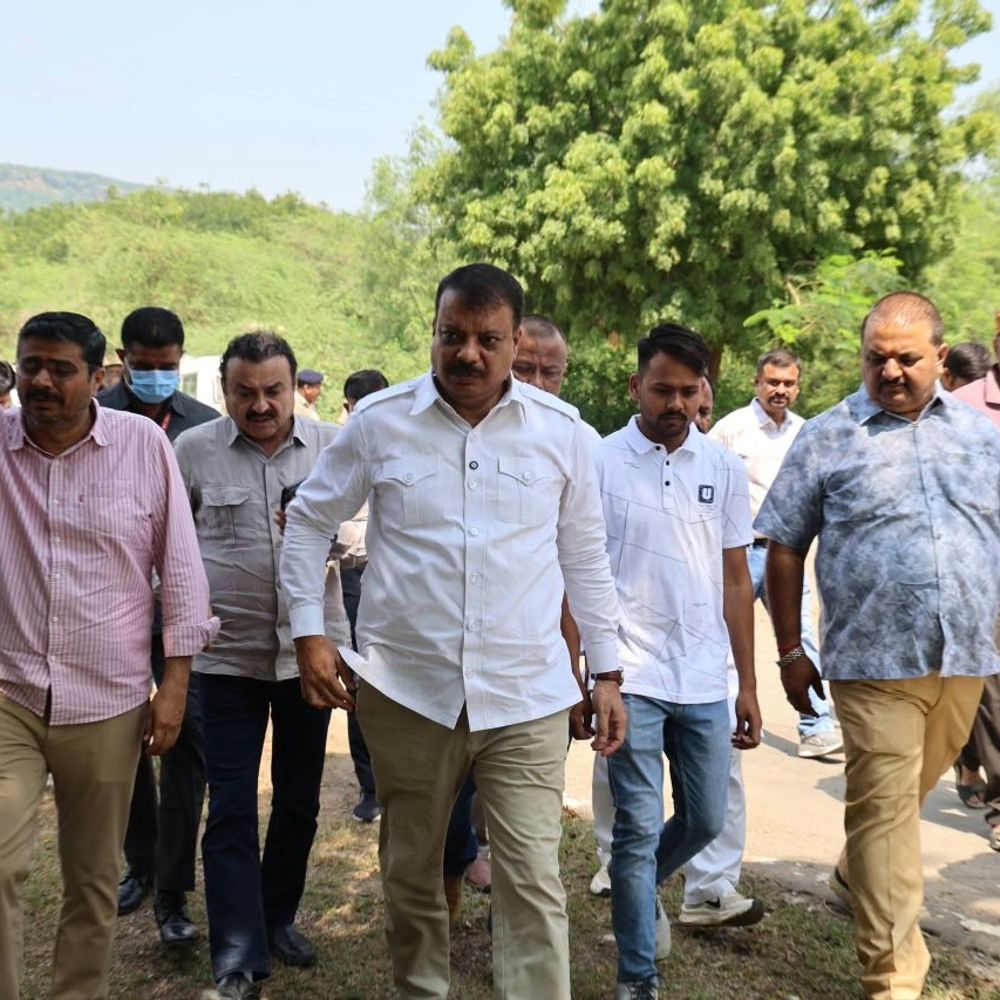 कैमोर में जहरीले एस्बेस्टस कचरे से गंभीर बीमारियाें का खतरा:नेता प्रतिपक्ष सिंघार ने प्रभावित परिवारों से मुलाकात की; सुरक्षित निस्तारण की मांग