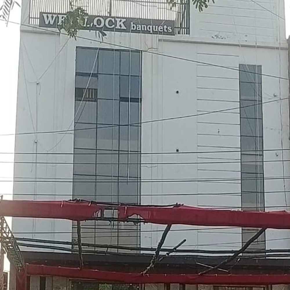 डेकोरेशनकर्मी 11 हजार वोल्ट लाइन की चपेट में आया:पनकी मे बेडलॉक गेस्ट हाउस में पंडाल सजाते समय झुलसा; मालिक पर मुकदमा दर्ज