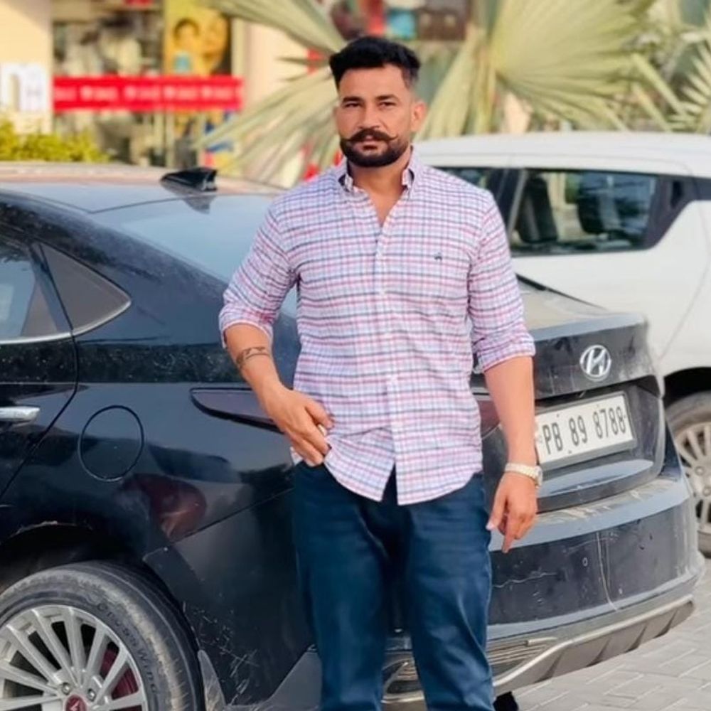 अमृतसर में AAP सरपंच के भाई की गोली मारकर हत्या:गुरुद्वारे में माथा टेकने पहुंचा था, बाहर निकलते समय अंधाधुंध फायरिंग हुई, दोस्त भी घायल