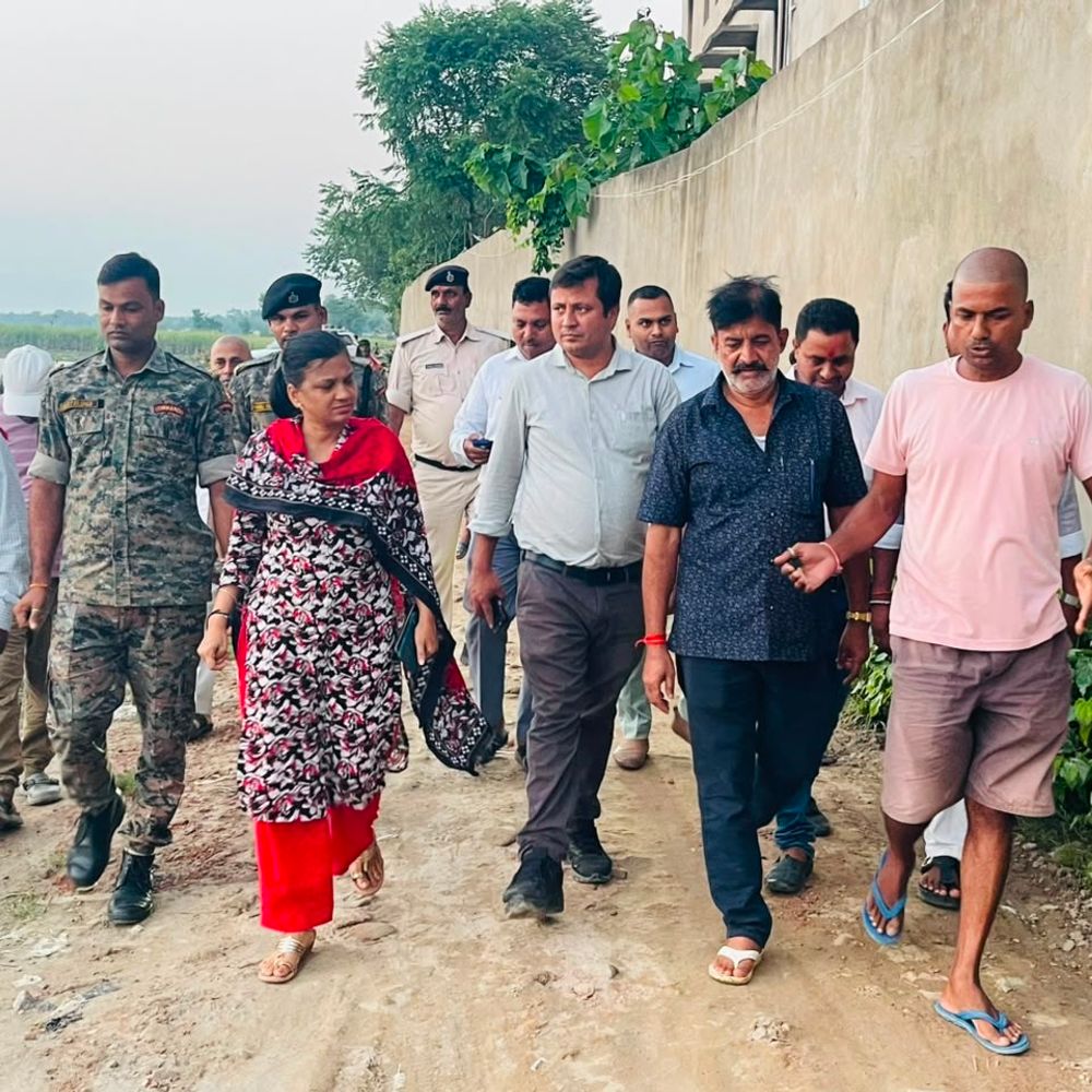 SDM ने बगहा में बाढ़ प्रभावित क्षेत्र का दौरा किया:बाढ़ पीड़ितों से की मुलाकात, तटवर्ती इलाके का जायजा लिया
