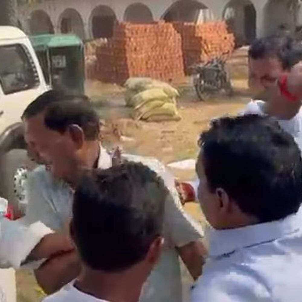 नवादा में युवक पर चोरी का आरोप, भीड़ ने पीटा:स्वास्थ्य मंत्री के कार्यक्रम के बाद स्कूल में हंगामा, आरोपी भीड़ का फायदा उठाकर भागा