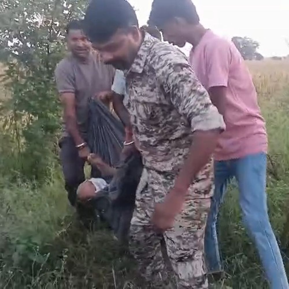 मोड़ पर बाइक खेत में घुसी, युवक का गला कटा:दूसरे की हालत गंभीर, बकरे की मौत; जिला अस्पताल रेफर