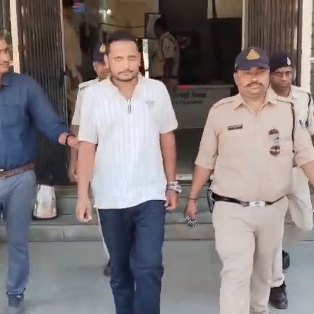 पत्नी को मारकर 5 राज्यों में छिपा, जयपुर से गिरफ्तार:खरगोन लाए 10 हजार का इनामी आरोपी, कब्र से निकाला था महिला का शव