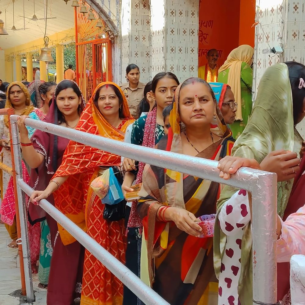 कानपुर में शारदीय नवरात्र का पहला दिन:कूष्मांडा देवी मंदिर में उमड़े श्रद्धालु, सुरक्षा के लिए पुलिस बल तैनात