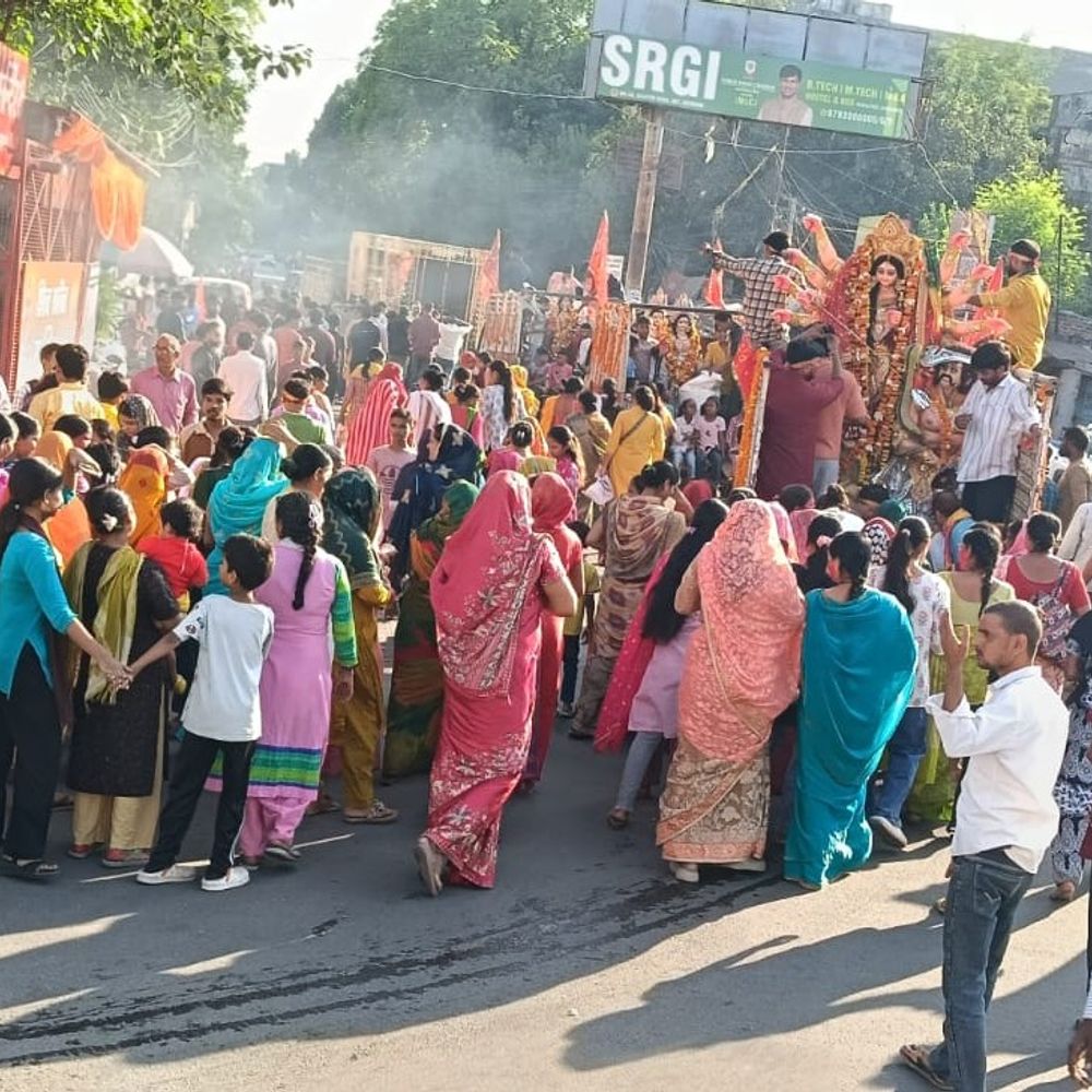 रहीम नगर में दुर्गा विसर्जन शोभायात्रा:डीजे धुन संग झूमे स्थानीय लोग, गोमती तट पर हुआ प्रतिमा विसर्जन