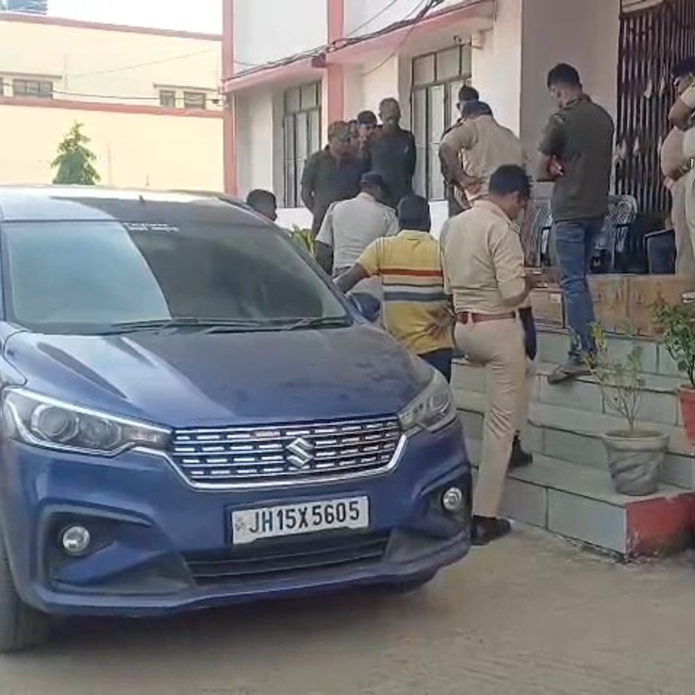 उत्पाद पुलिस ने कार से 151 बोतल अंग्रेजी शराब पकड़ी:बोधवन तालाब के पास 2 तस्कर गिरफ्तार, एक दिन पहले भी 10 लाख की शराब मिली