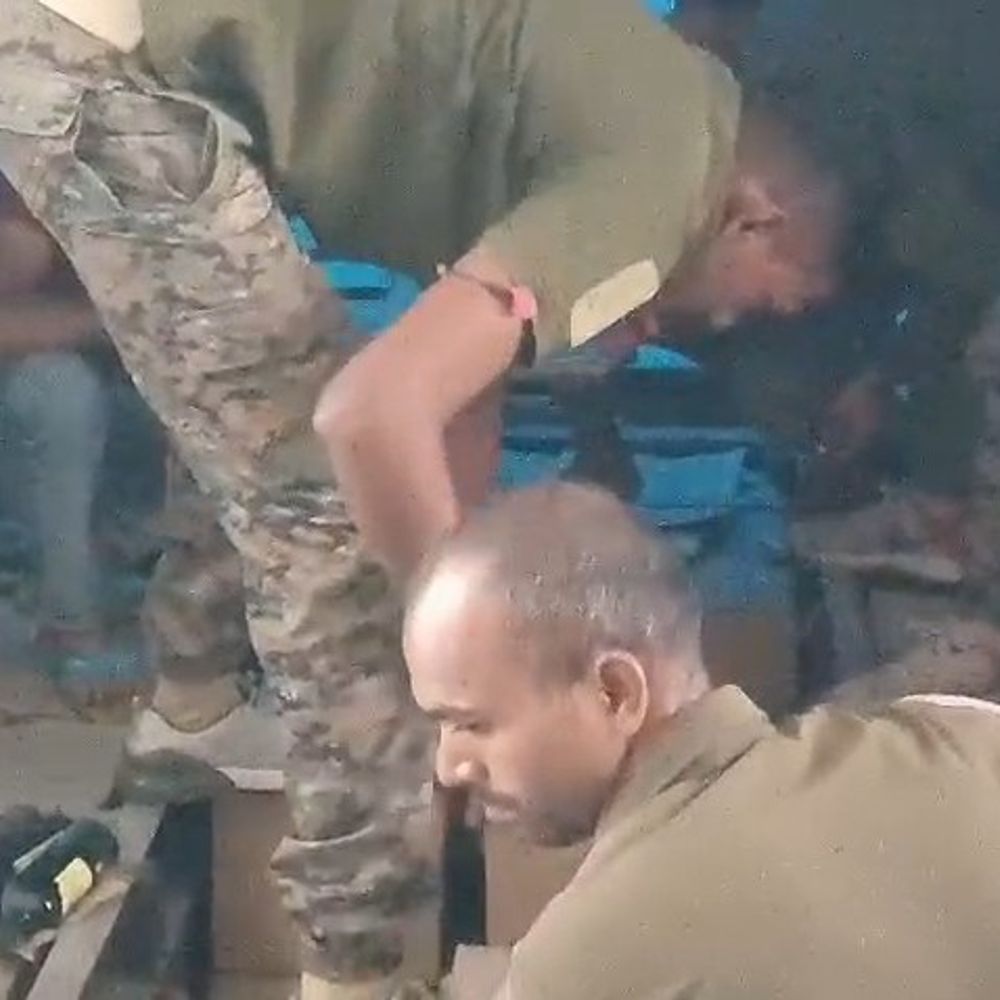 जमुई-ट्रक के गुप्त बॉक्स से 922 लीटर शराब पकड़ी:हरियाणा का चालक अरेस्ट, धनबाद से लाई जा रही थी शराब की खेप