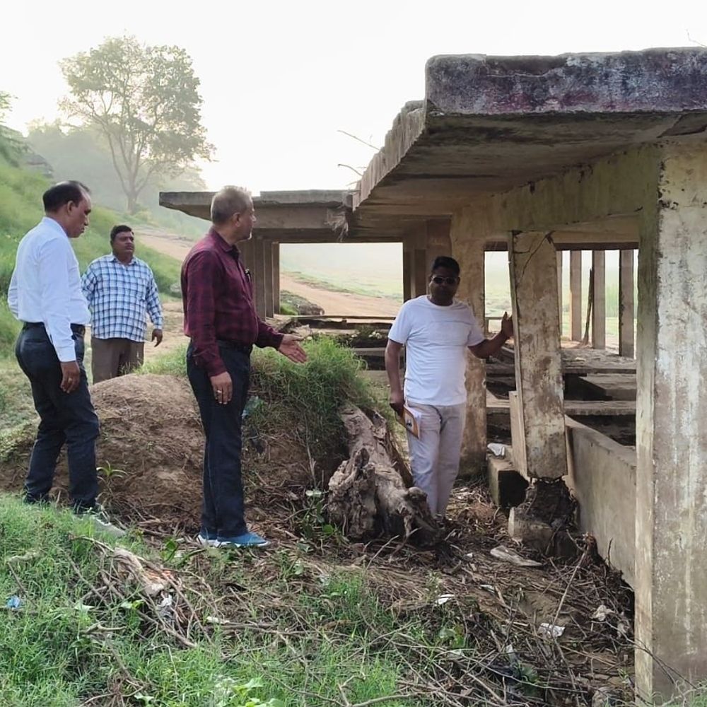 औरैया में यमुना तट पर 170वां सफाई अभियान:बाढ़ से खराब हुए अंत्येष्टि स्थलों की मरम्मत की मांग, गड्ढों से हो रही परेशानी