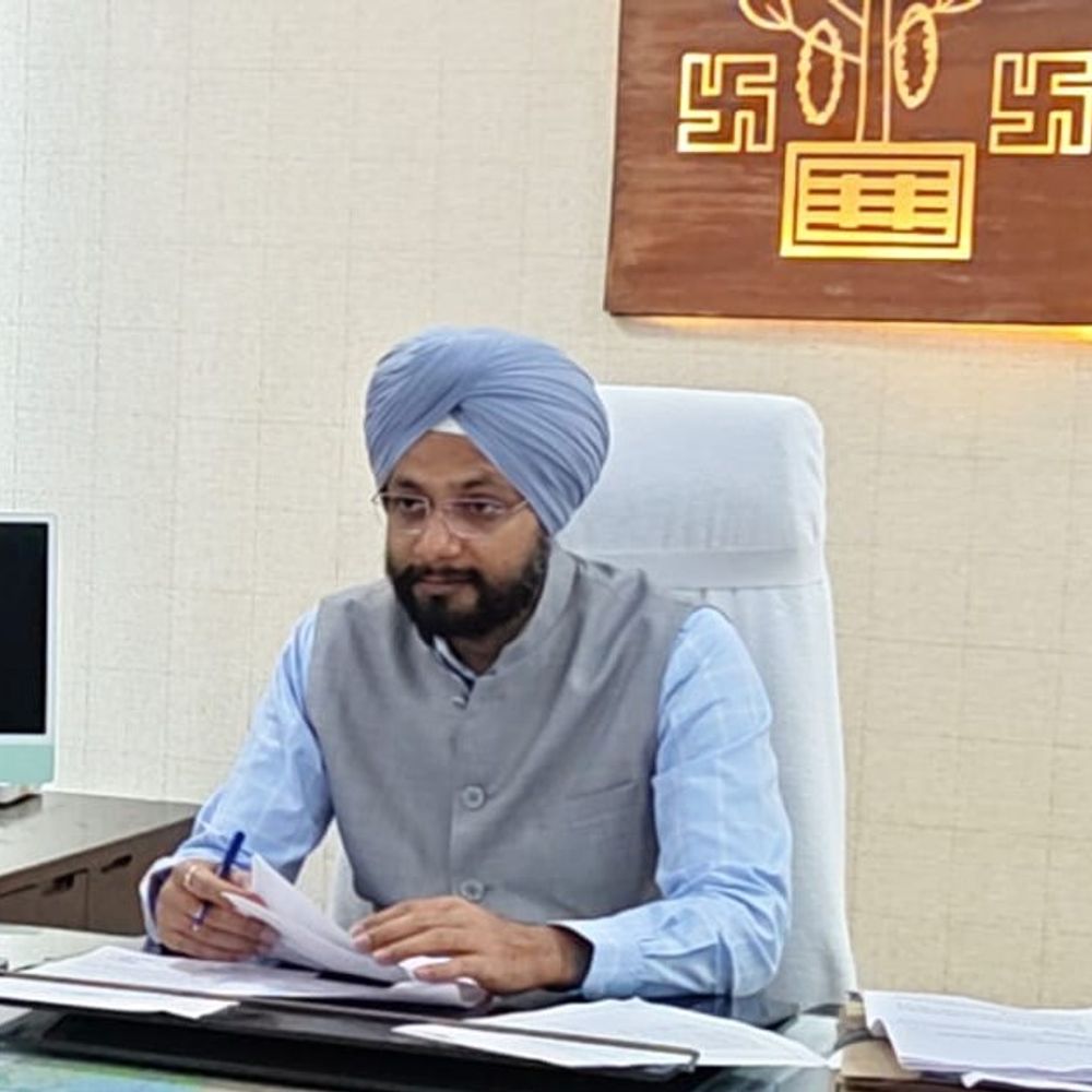 बेतिया में बंदोबस्ती अभिलेखों से छेड़छाड़, 7 पर FIR:गलत तरीके से नाम जोड़कर ऑनलाइन अपलोड किए; वर्तमान अंचल नाजीर समेत स्कैनिंग ऑपरेटर आरोपी