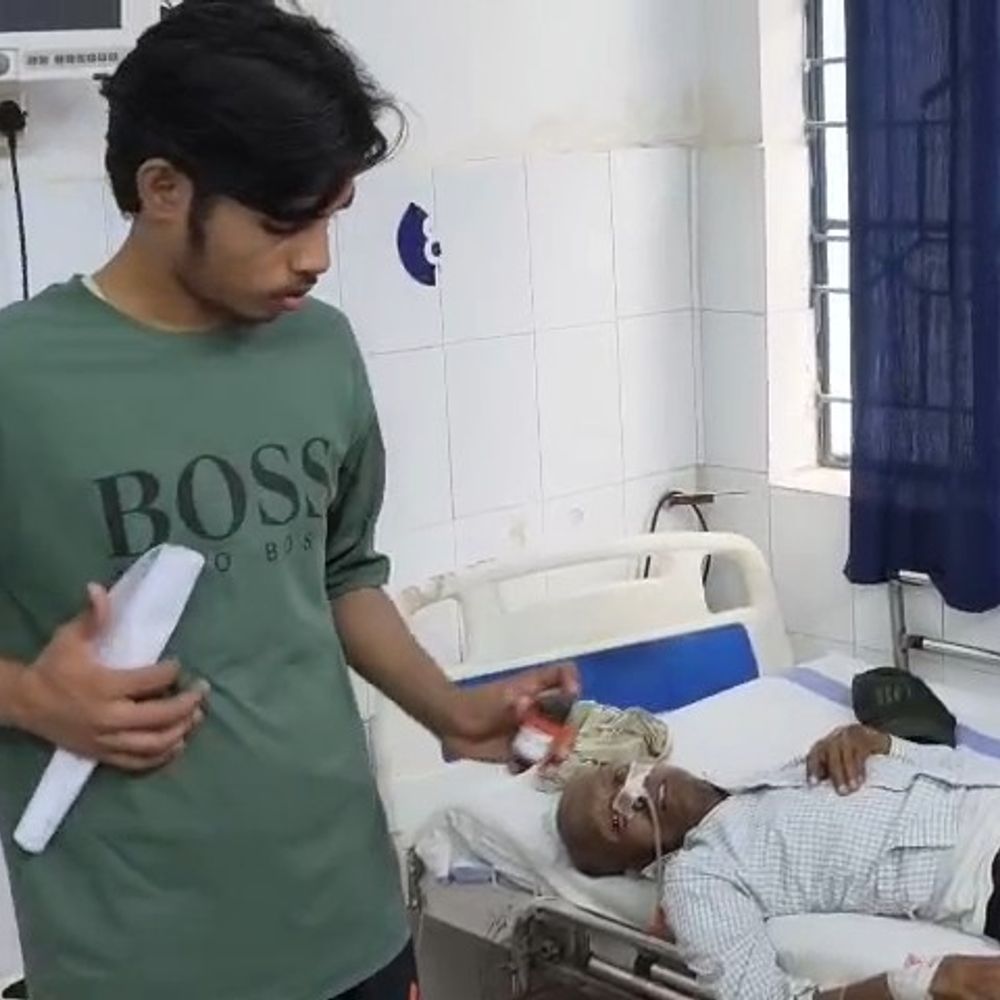 कैमूर में गन्ने का जूस पीने के बाद बिगड़ी तबीयत:उल्टी-घबराहट के बाद मुख्तार मियां अस्पताल में भर्ती, जहर मिलाने का आरोप