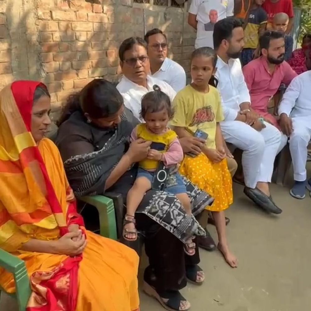 स्मृति कुमुद ने की 2 पीड़ित परिवारों की मदद:एक्सीडेंट में पिता-बेटे को खोने वाले परिवार को दी 51 हजार, सामाजिक कार्यकर्ता के परिजन को दिया 1 लाख