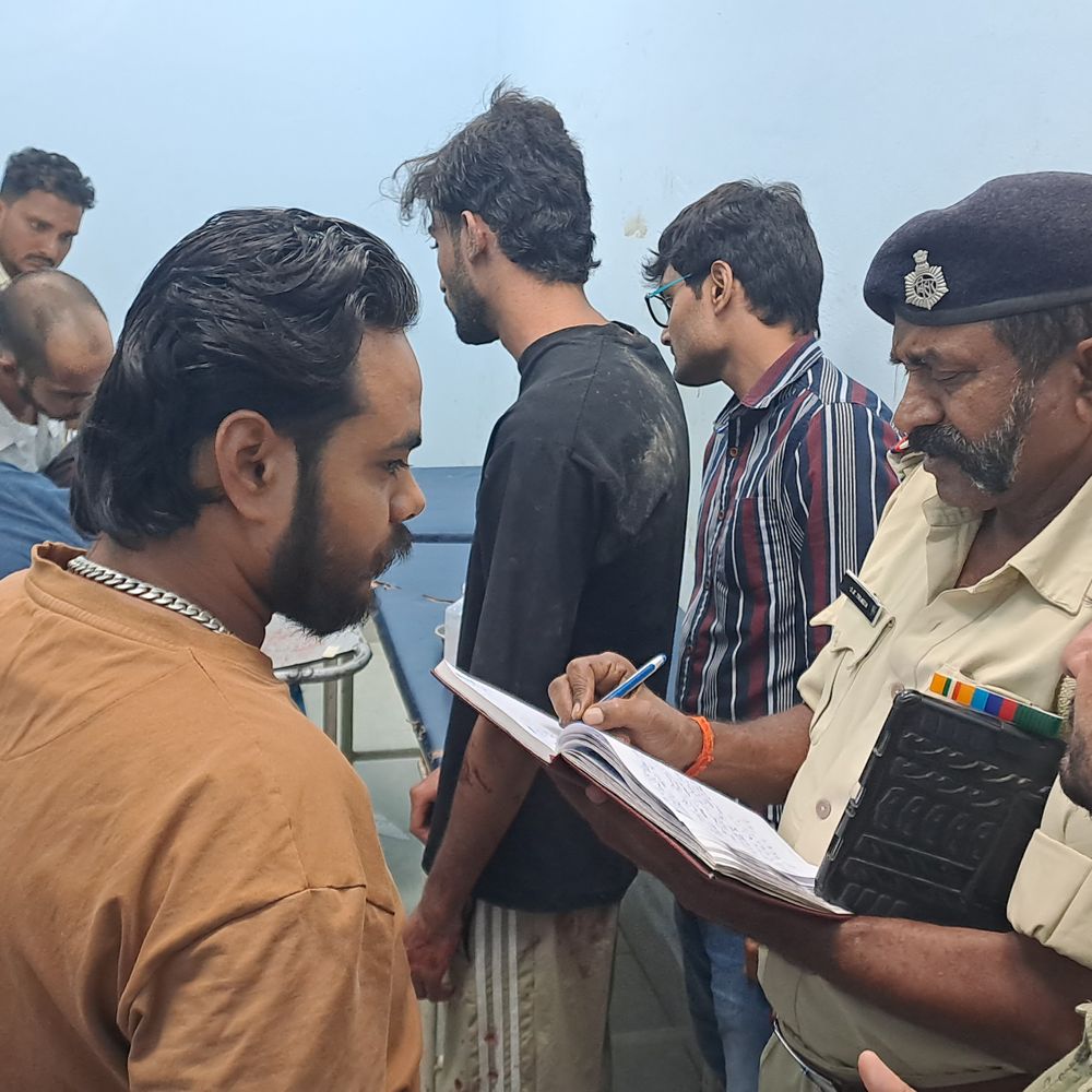 गोपालगंज में ट्रेवल एजेंसी मालिक पर चाकू से हमला:2 साथियों को भी पीटा, तीनों अस्पताल में भर्ती, अज्ञात लोगों के खिलाफ केस दर्ज