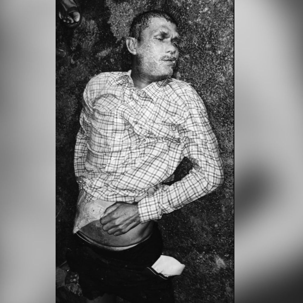 रजौन में अनियंत्रित कार तालाब में गिरी, एक की मौत:तीखे मोड़ पर हुआ हादसा, अन्य सवारों की तलाश में जुटी पुलिस