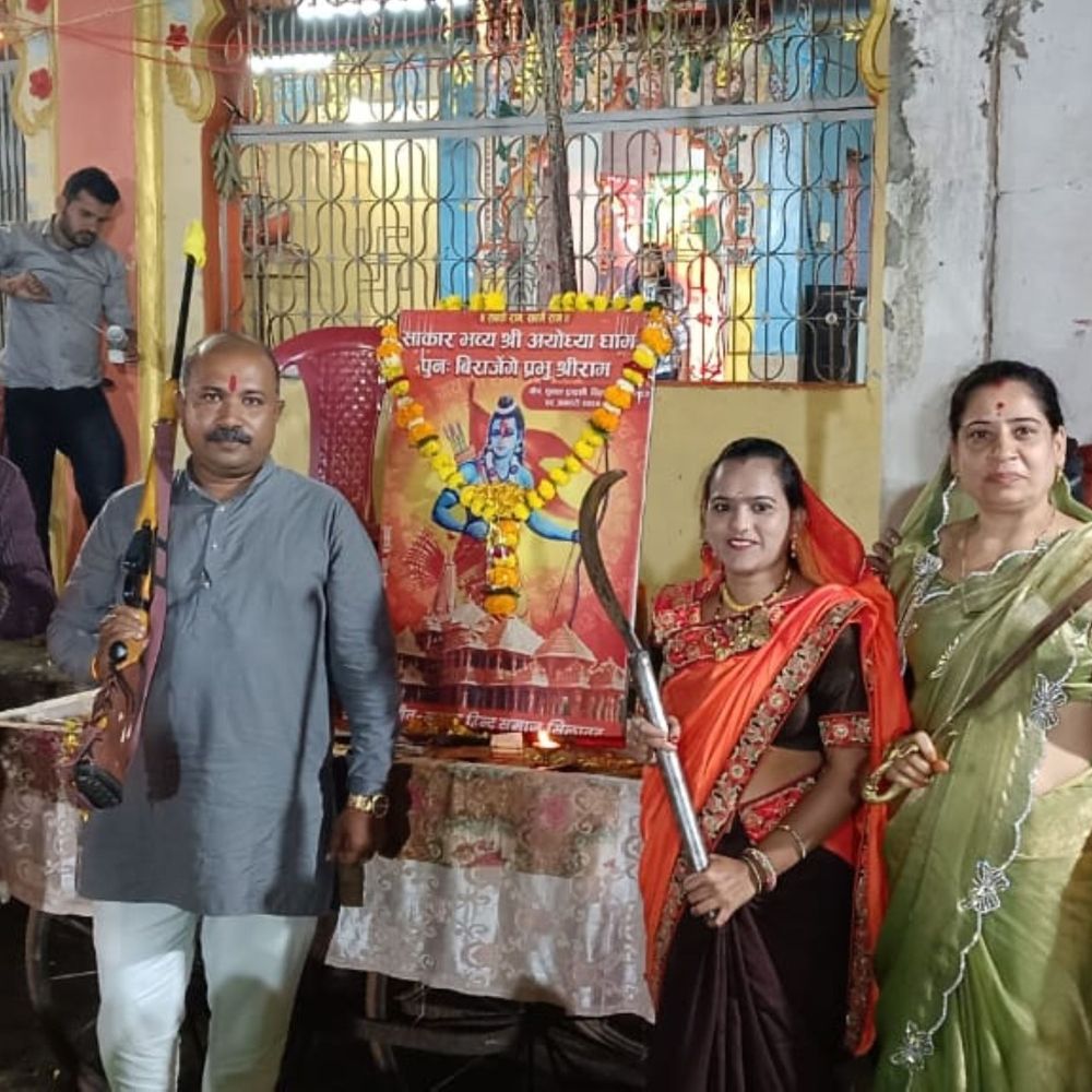 गायत्री मंदिर में महाआरती के बाद किया गया शस्त्र पूजन, सनातन परंपराओं को सहेजने का दिया संदेश
