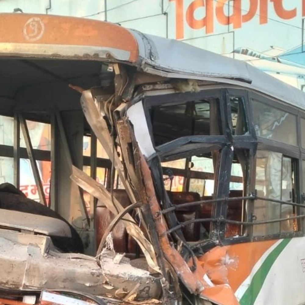 हाथरस में रोडवेज बस और मैक्स गाड़ी की टक्कर:6 लोग गंभीर घायल, मौके पर मची अफरा-तफरी