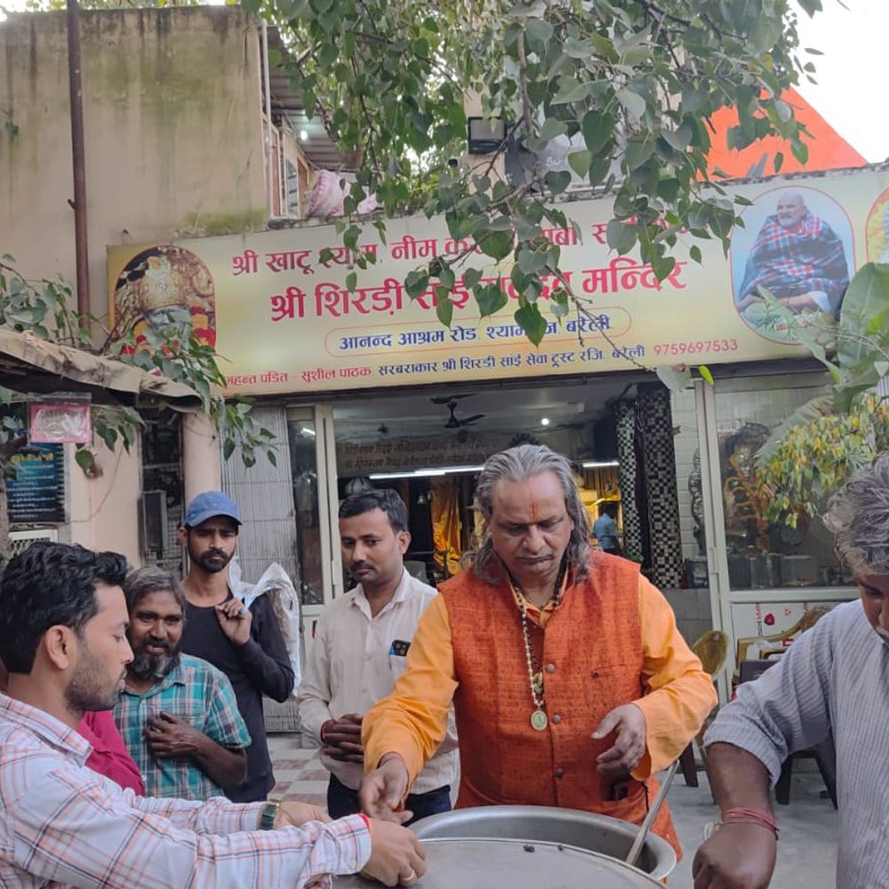 बरेली में बाबा नीम करोली महाराज का पहला वार्षिकोत्सव मनाया:विशेष पूजा कराई गई, हलवा-चना का भोग लगाया
