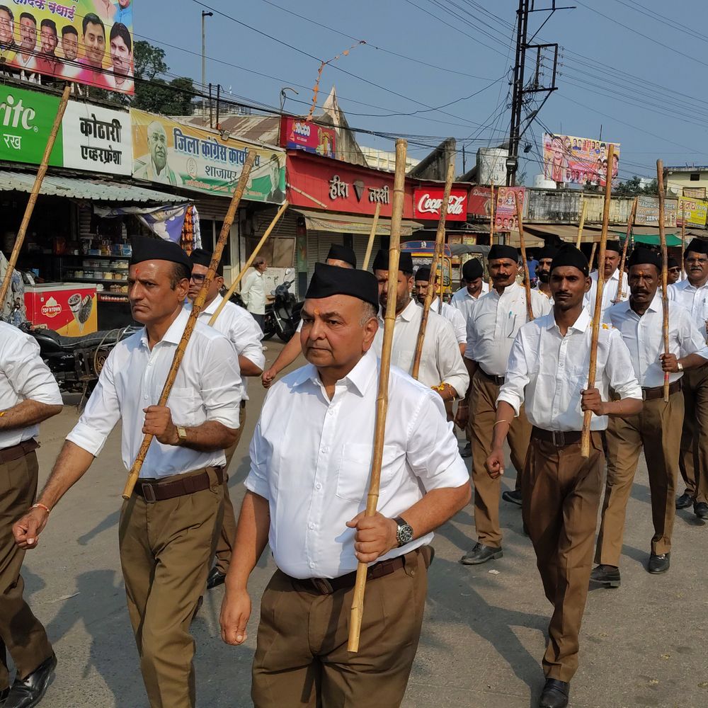 शाजापुर में विजयादशमी पर RSS का पथ संचलन निकला:आठ बस्तियों में हुआ शस्त्र पूजन, कदम से कदम मिलाकर चले स्वयंसेवक