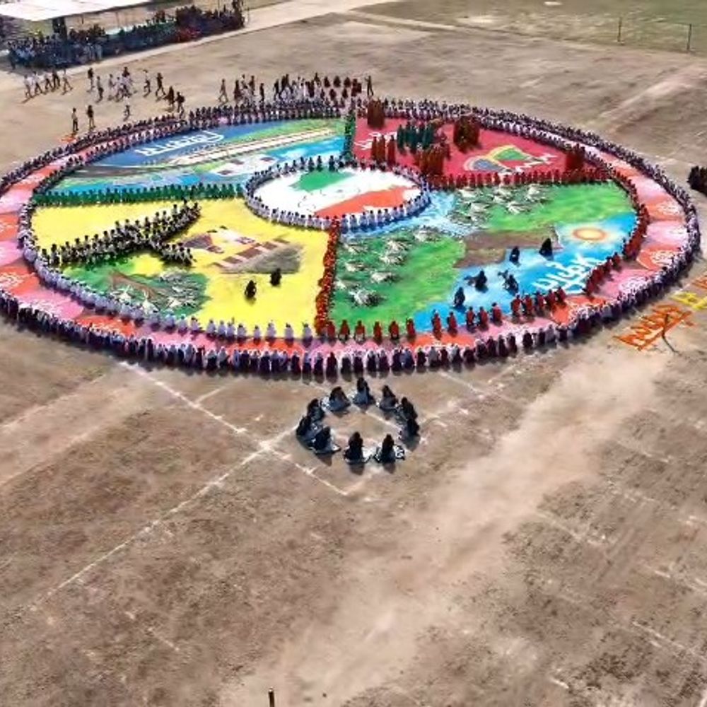 2हजार बच्चों ने 20 हजार वर्गफीट की ह्यूमन रंगोली बनाई:संस्कृति, प्रकृति और विकास का संदेश दिया, देखने पहुंचे भाजपा प्रदेश अध्यक्ष