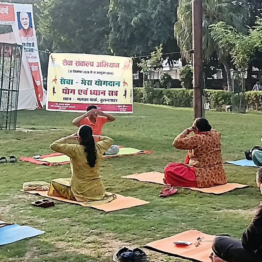 बुलंदशहर में लोगों ने किया योगाभ्यास:योगासन और ध्यान की क्रियाएं सिखाईं; स्वस्थ जीवनशैली के तरीके बताए