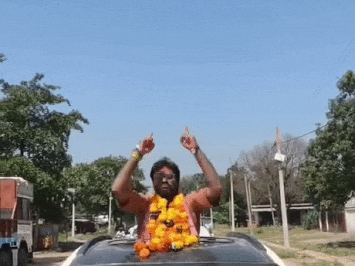 प्रचार करने साइकिल पर,जीतते ही कार से पहुंचे सांसद पुत्र:रीवा में ‘दबदबा था, दबदबा है, दबदबा बना रहेगा’ पर डांस; सनरूफ खोलकर झूमे