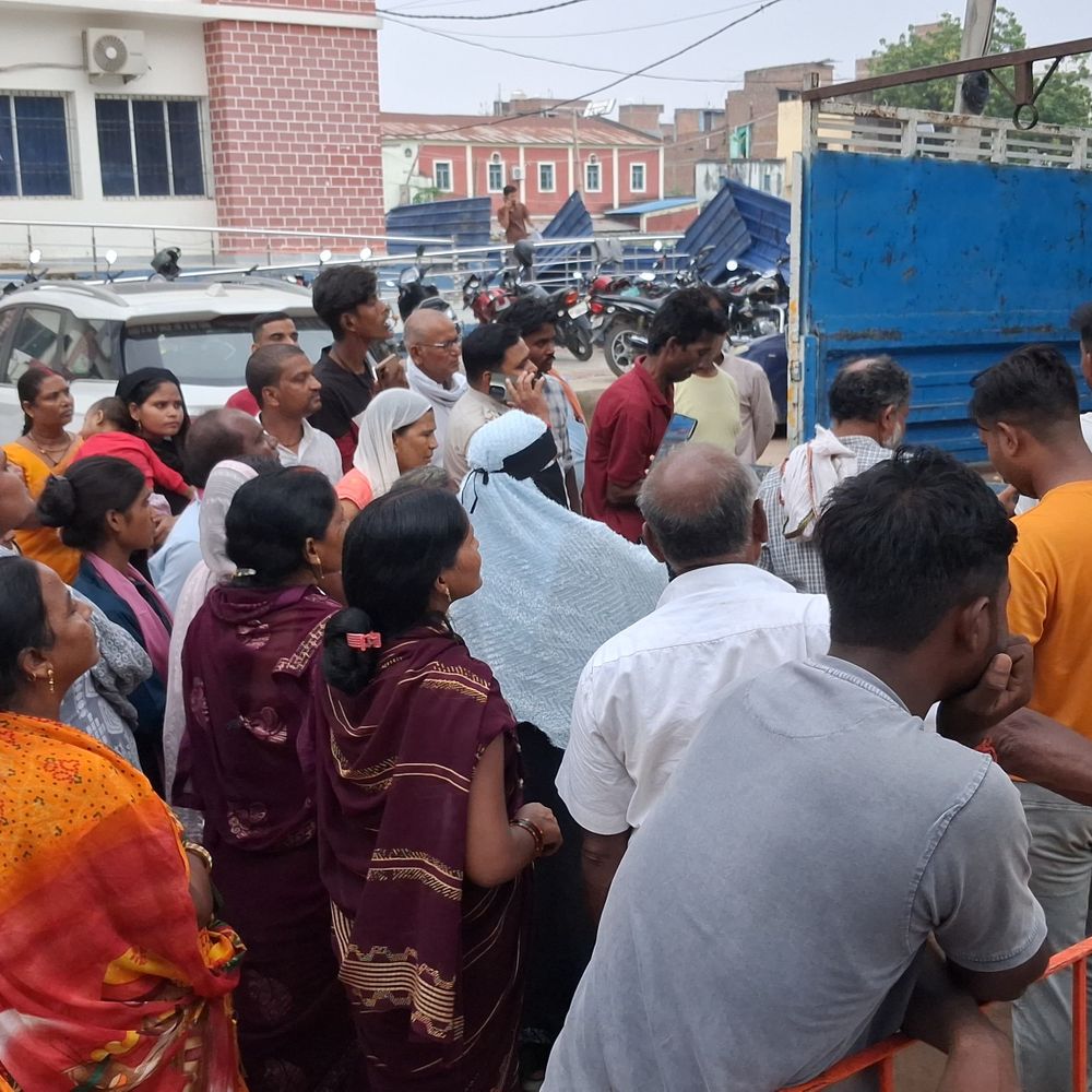 गोपालगंज में बस से उतरते समय बुजुर्ग गिरीं:मौके पर मौत; शहर से काम कर लौट रही थीं गांव, पुलिस ने शव पोस्टमार्टम के लिए भेजा