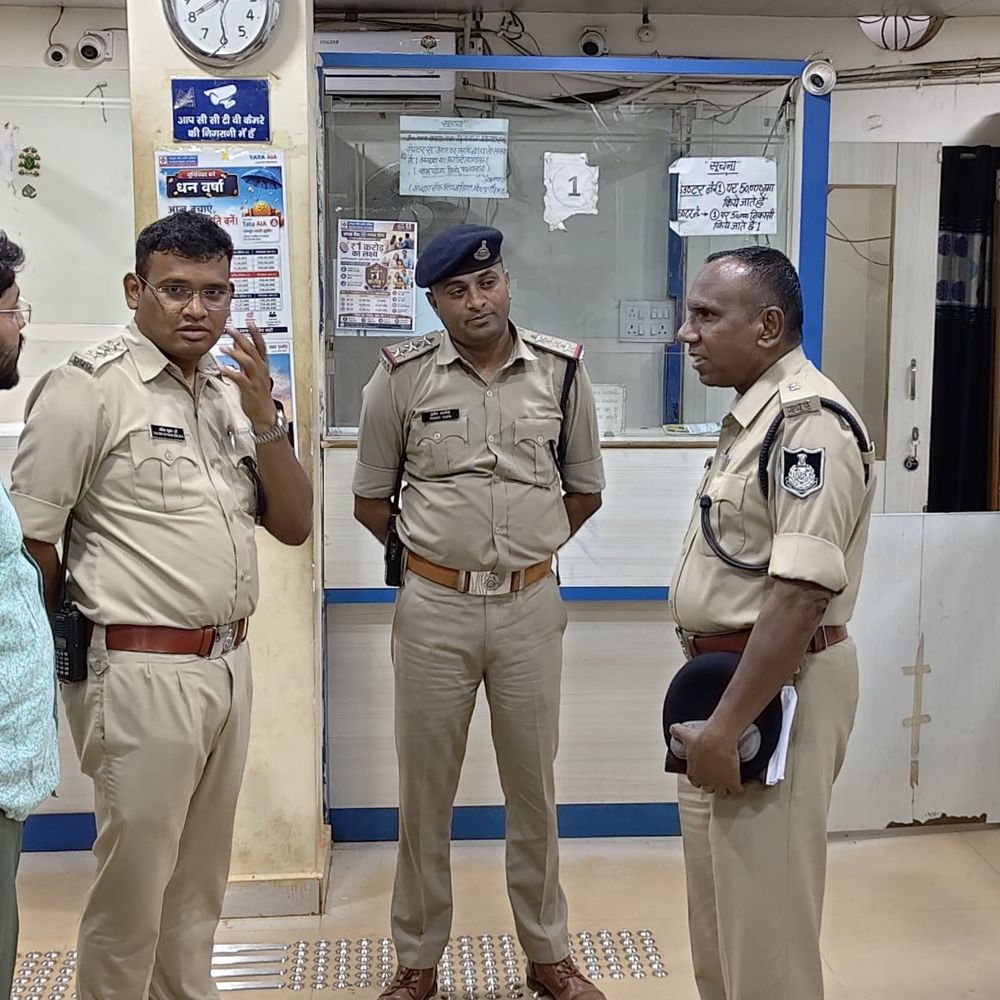 शिवपुरी में 2 बदमाश पिस्टल लेकर सेंट्रल बैंक में घुसे:तीसरा बाइक चालू किए खड़ा था, स्टाफ को धमकाकर मांगा कैश, नहीं मिला तो भागे