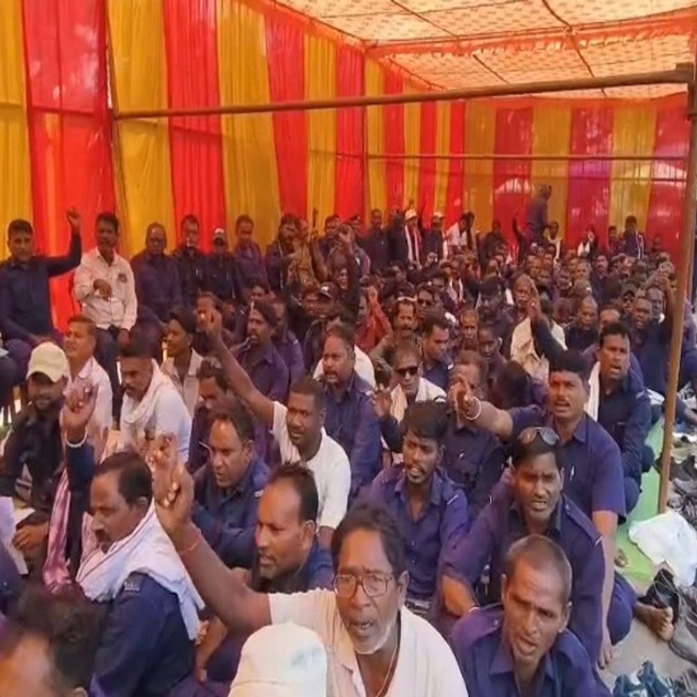 कोटवारों ने किया धरना-प्रदर्शन, 15 हजार मासिक पारिश्रमिक की मांग:जांजगीर-चांपा में सीएम के नाम SDM को सौंपा आवेदन; नियमितीकरण-राजस्व में संविलियन समेत 4 मांगें