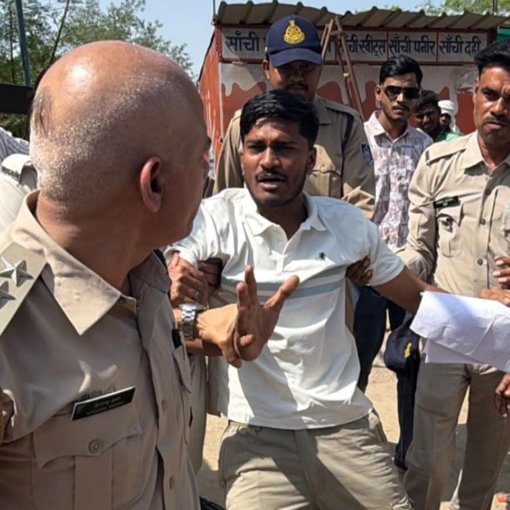 रीवा में NSUI जिलाध्यक्ष समेत कार्यकर्ता हिरासत में:APSU में भ्रष्टाचार-अनियमितताओं के खिलाफ भूख हड़ताल करने पहुंचे थे, पुलिस ने टेंट हटाया