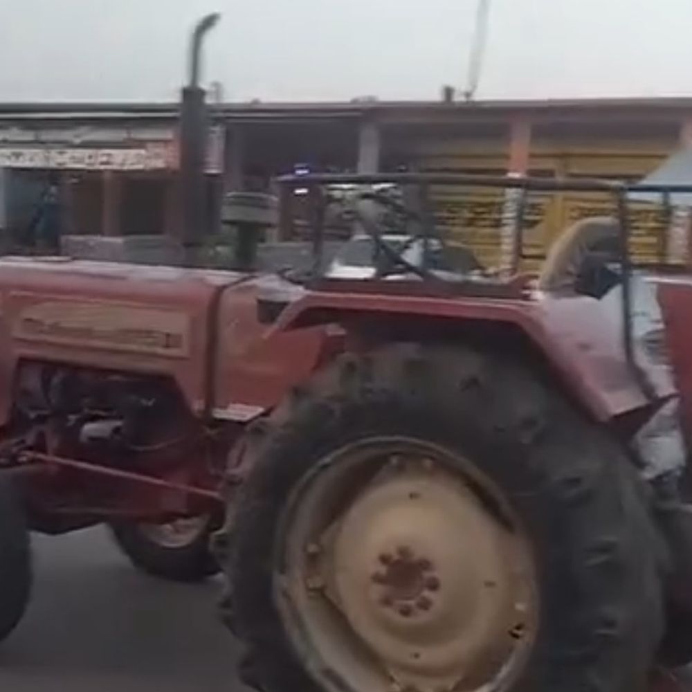 गुना से चोरी ट्रैक्टर अशोकनगर में मिला, दो गिरफ्तार:ग्रामीणों ने पहचानकर पुलिस को बताया, दोनों मिक्सर मशीन लेकर जा रहे थे